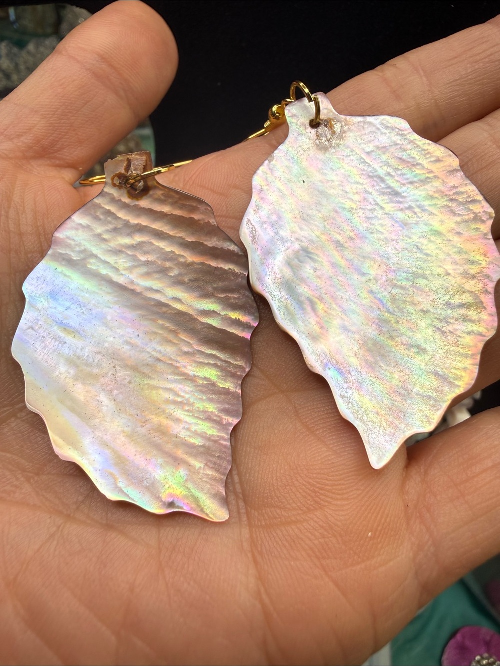 Iridescent Mother of Pearl Vintage Leaf-Shaped Dangle Drop Earrings from 70s/80s - Picture 6 of 11